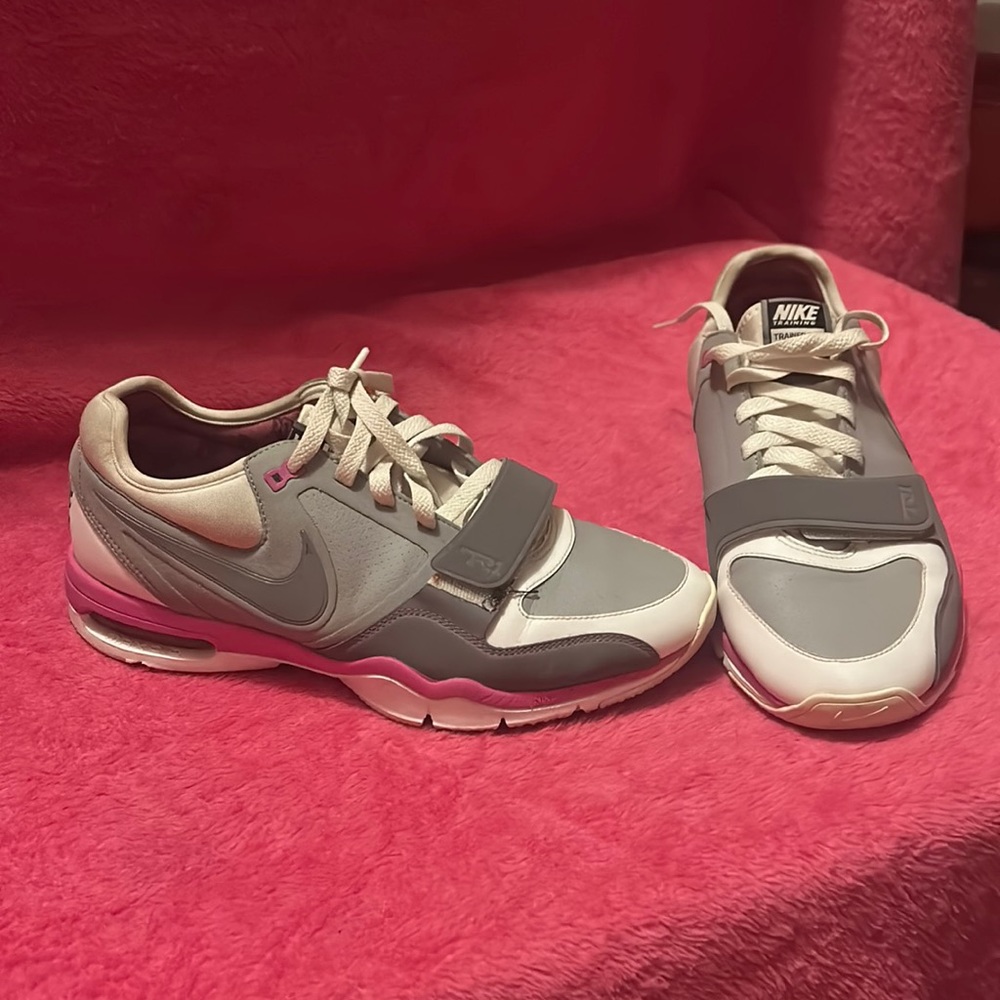 Vintage Nike training one size 8.5 woman’s pink grey and white tennis shoes